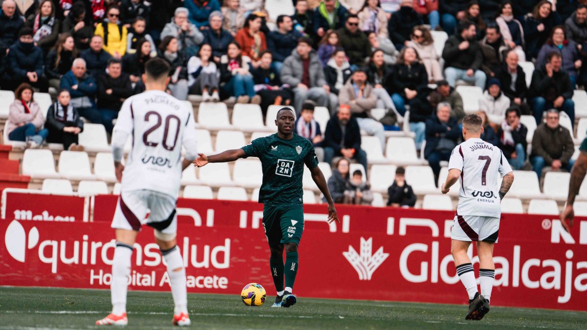 Lopy no tuvo un buen partido y Rubi lo quitaba al descanso para dar entrada a Robertone.