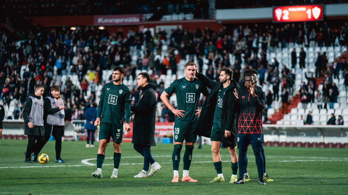 La imagen de la derrota del Almería en el Carlos Belmonte. Leo Baptistao consuela a Milovanovic.