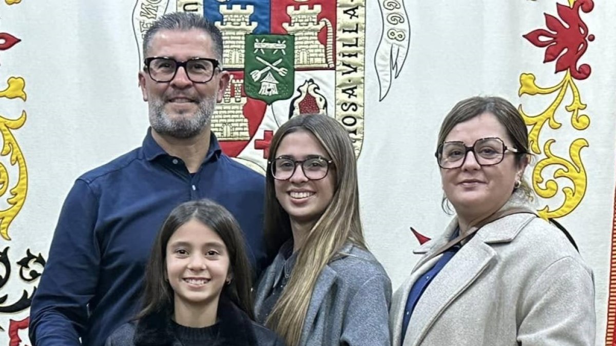 El autor del cartel, Manuel Marín, junto a su familia.