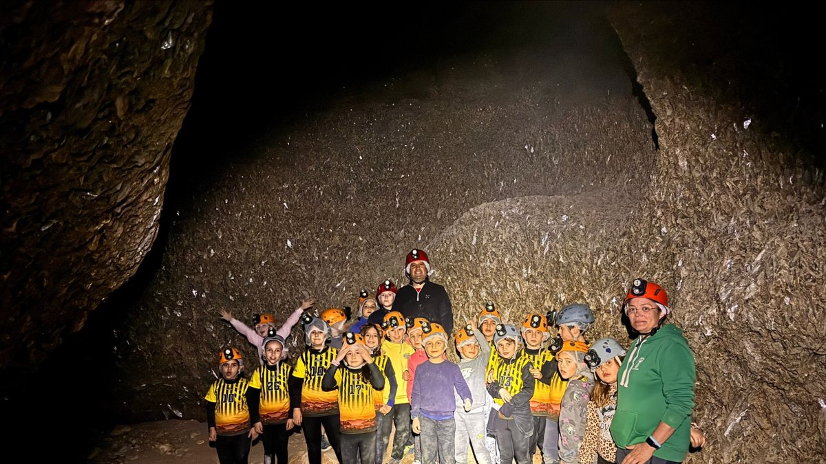 Los Karst de Sorbas han sido escenario donde casi un centenar de niños han disfrutado de su bautismo espeleológico.