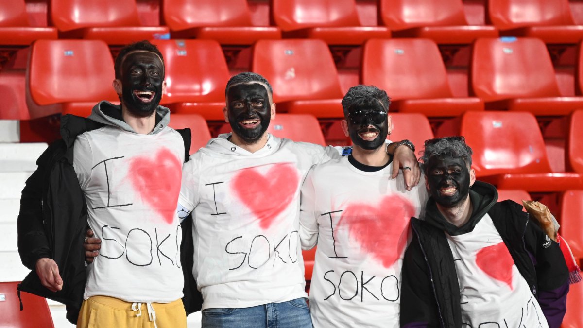 Aficionados con camisetas dedicadas a Patrick Soko en el Almería-Huesca.