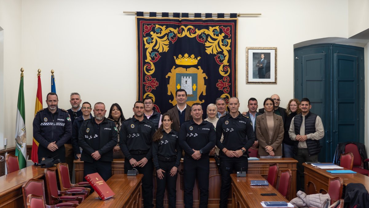 El acto de toma de posesión de dos nuevos policías locales en Níjar.