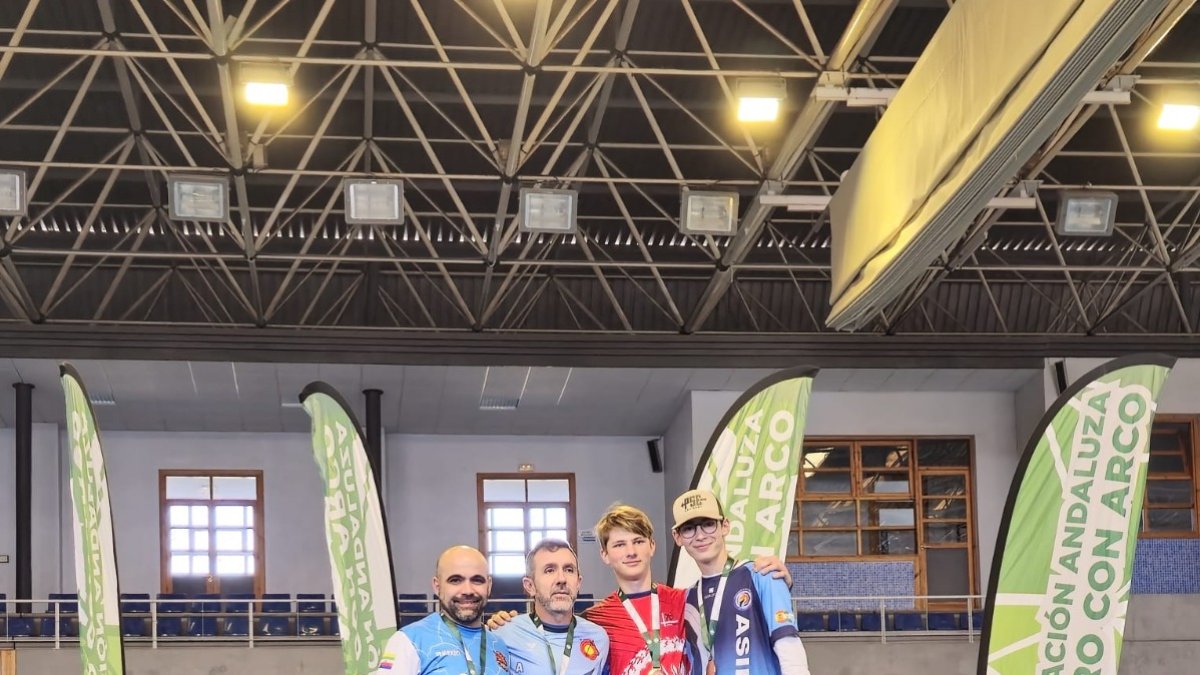 El vicario Martín Rebollo Garrido en el podio con su medalla de oro.