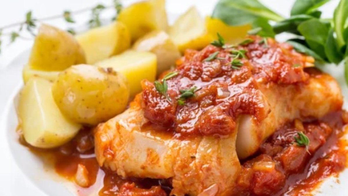 Imagen de archivo de un plato de bacalao con tomate. DEPOSITPHOTOS.