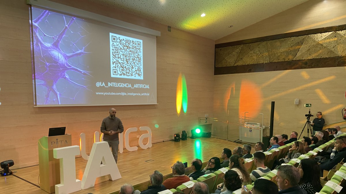 Jon Hernández durante su charla sobre IA.