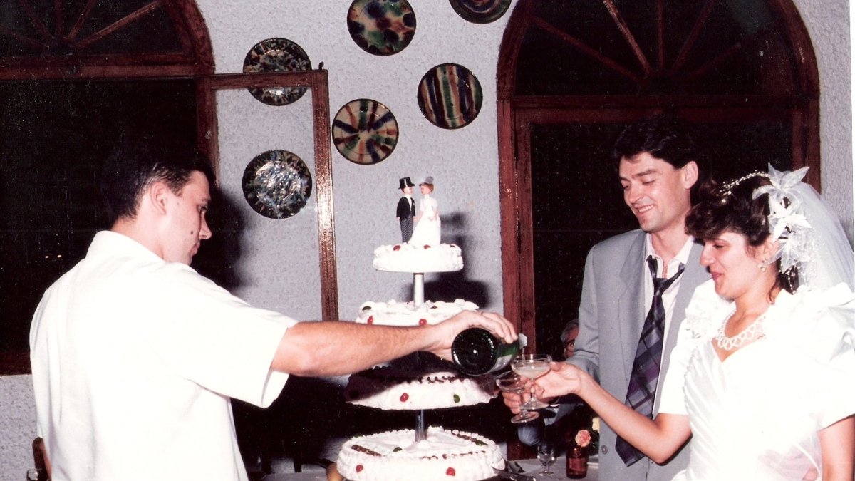 Juan Miguel y Mari Carmen listos para brindar con el cava servido por Antonio.