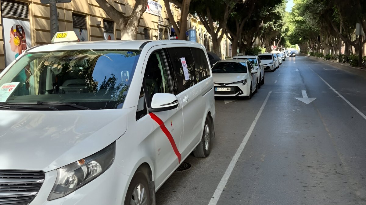 Huelga de taxistas en la Avenida Federico García Lorca este miércoles.