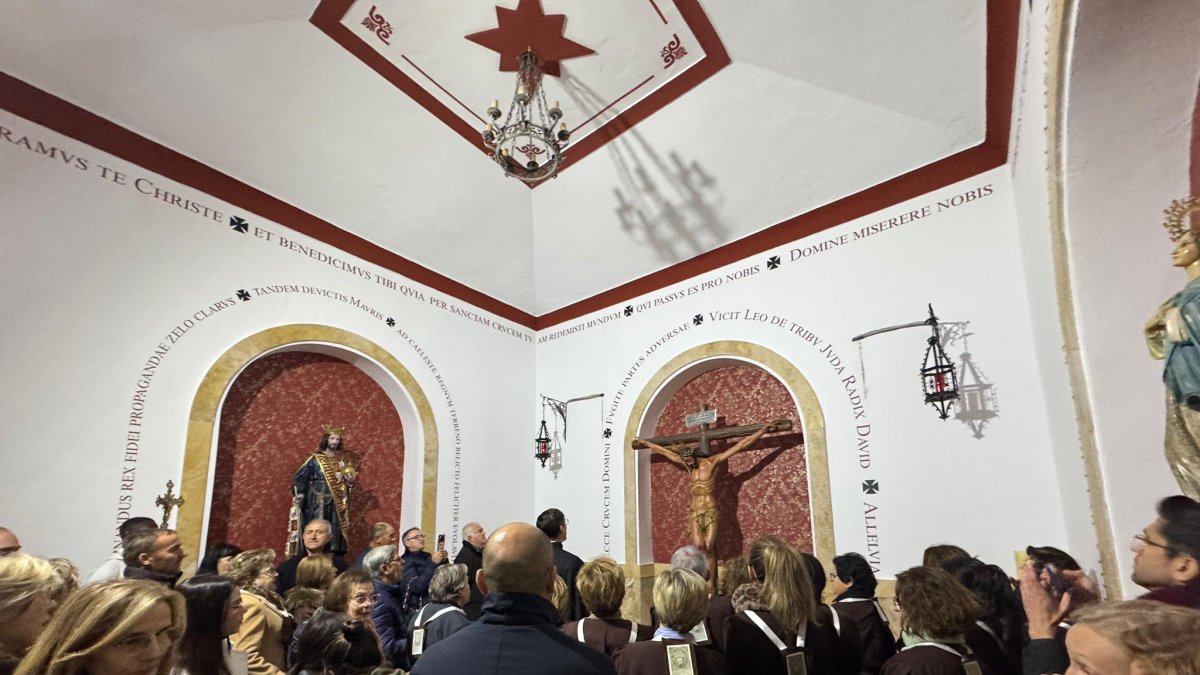 El interior de la recién restaurada Ermita de la Santa Cruz