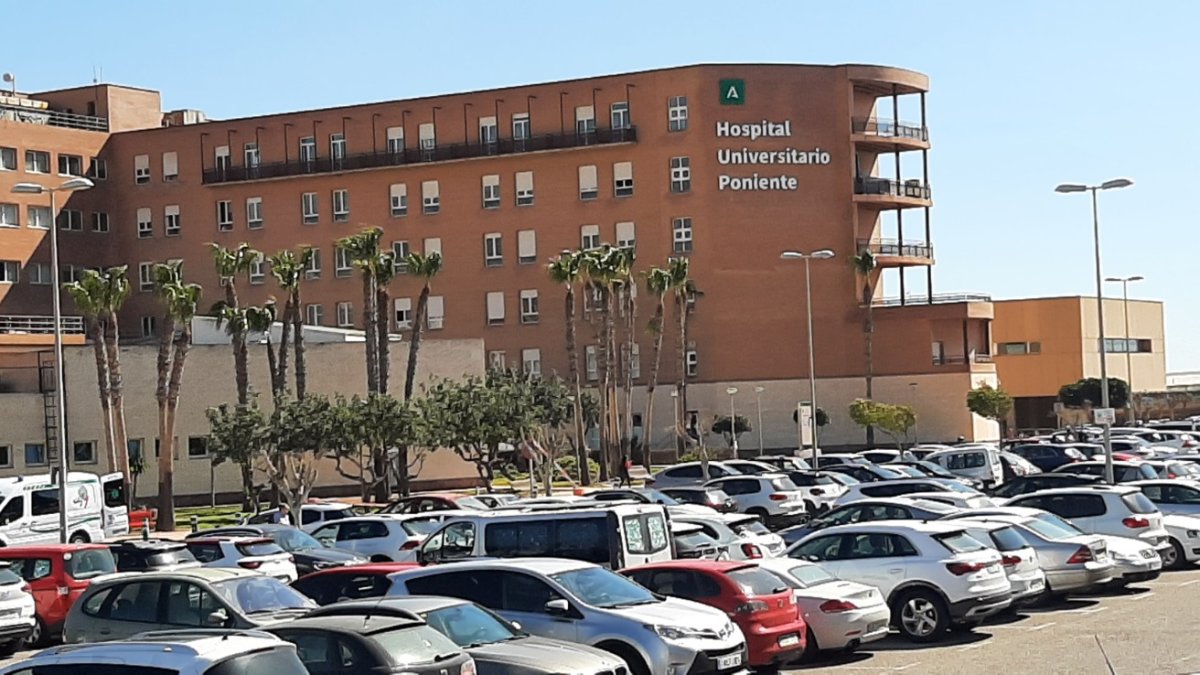La capacidad del parking del Hospital de Poniente está desbordada por la demanda que soporta.