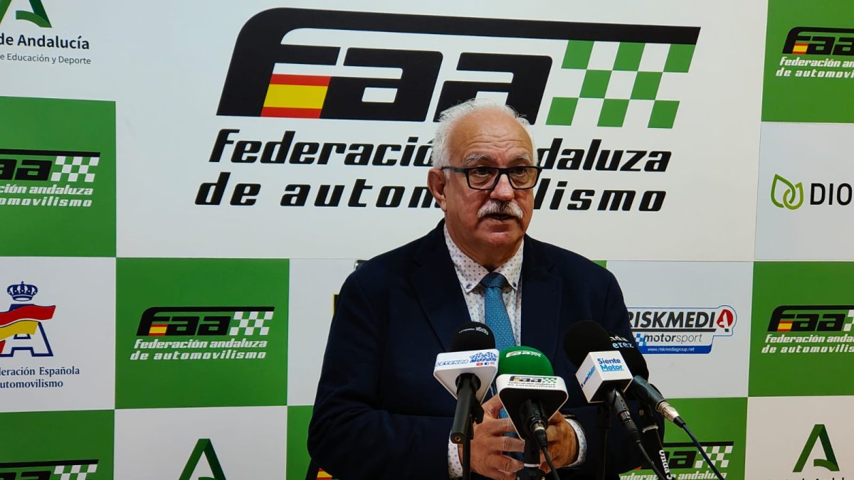 Manuel Alonso Borbalan, presidente de la FAA durante la presentación del calendario hoy.