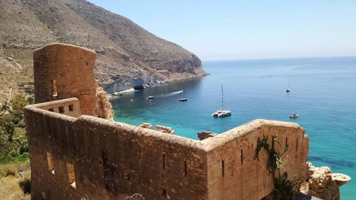 El último poblado hippie de Almería está junto a un castillo en Cabo de Gata.