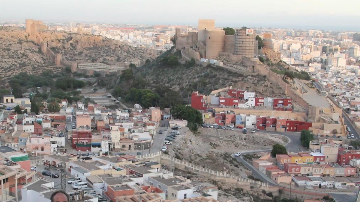 María del Mar Vázquez y Antonio Casimiro recorriendo el sendero