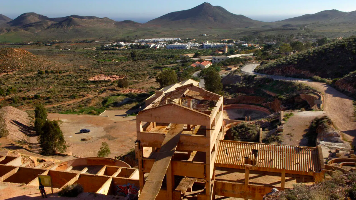 Restos de arqueología industrial de las antiguas minas de oro de Rodalquilar.
