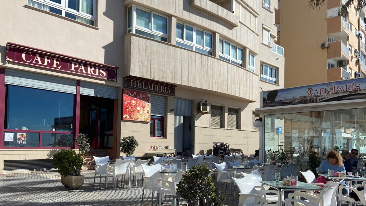Terraza del Café París, en el Paseo Marítimo de Almería.