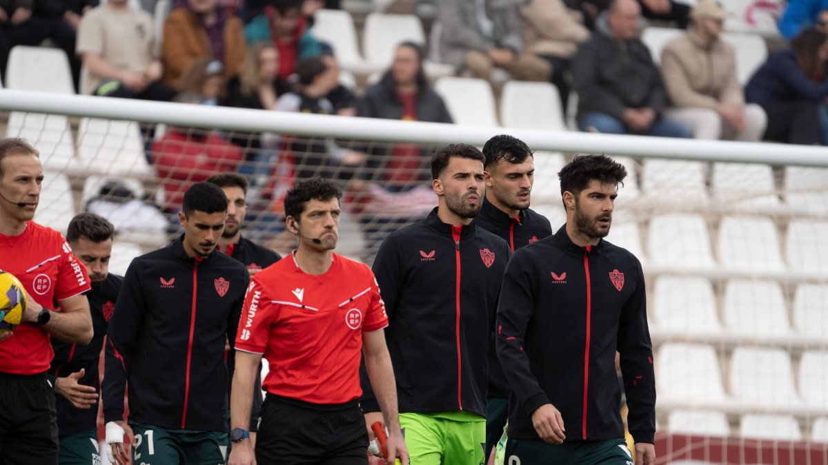 Los futbolistas del Almería saliendo al Carlos Belmonte.