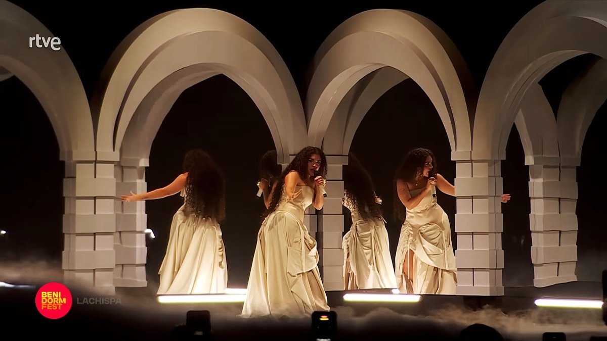 Juego de arcos y espejos construido por la empresa almeriense Contreras para la actuación de Lachispa en Benidorm Fest 2025.