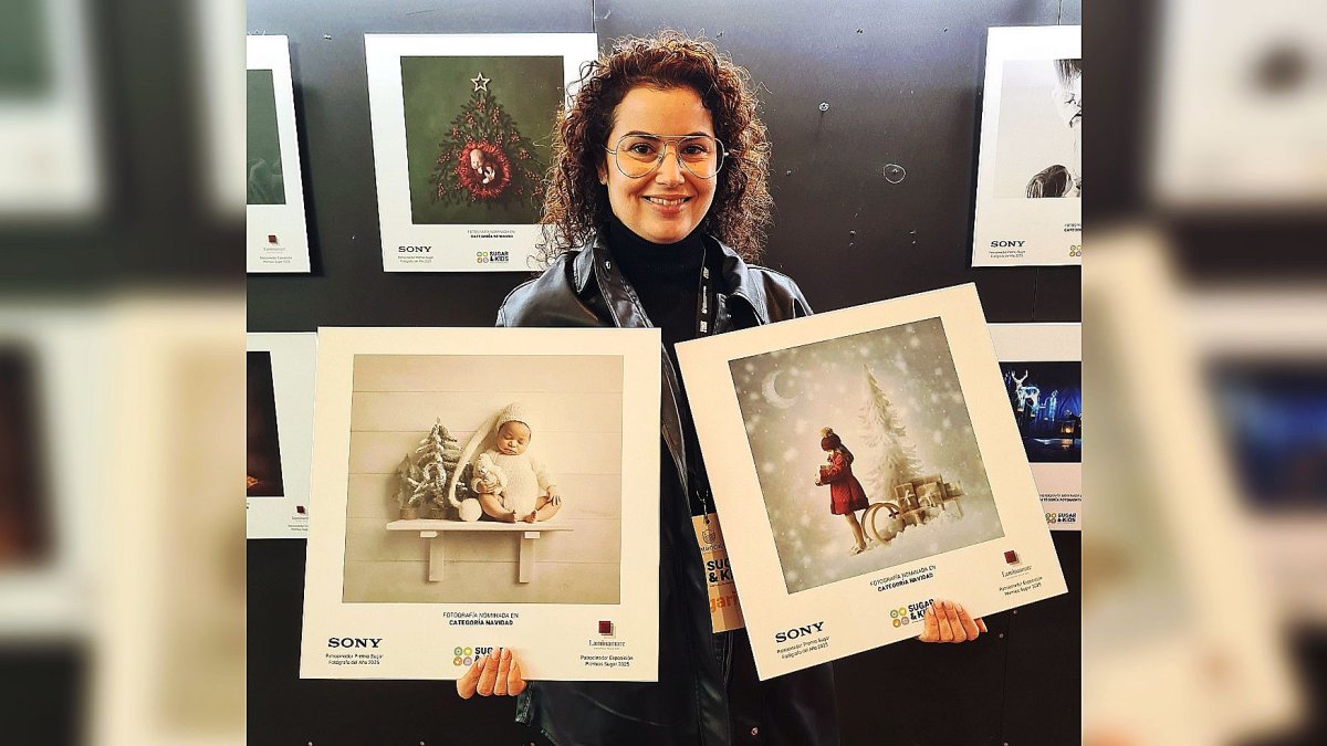 La fotógrafa almeriense Susana Jauson posa con sus dos obras nominadas.