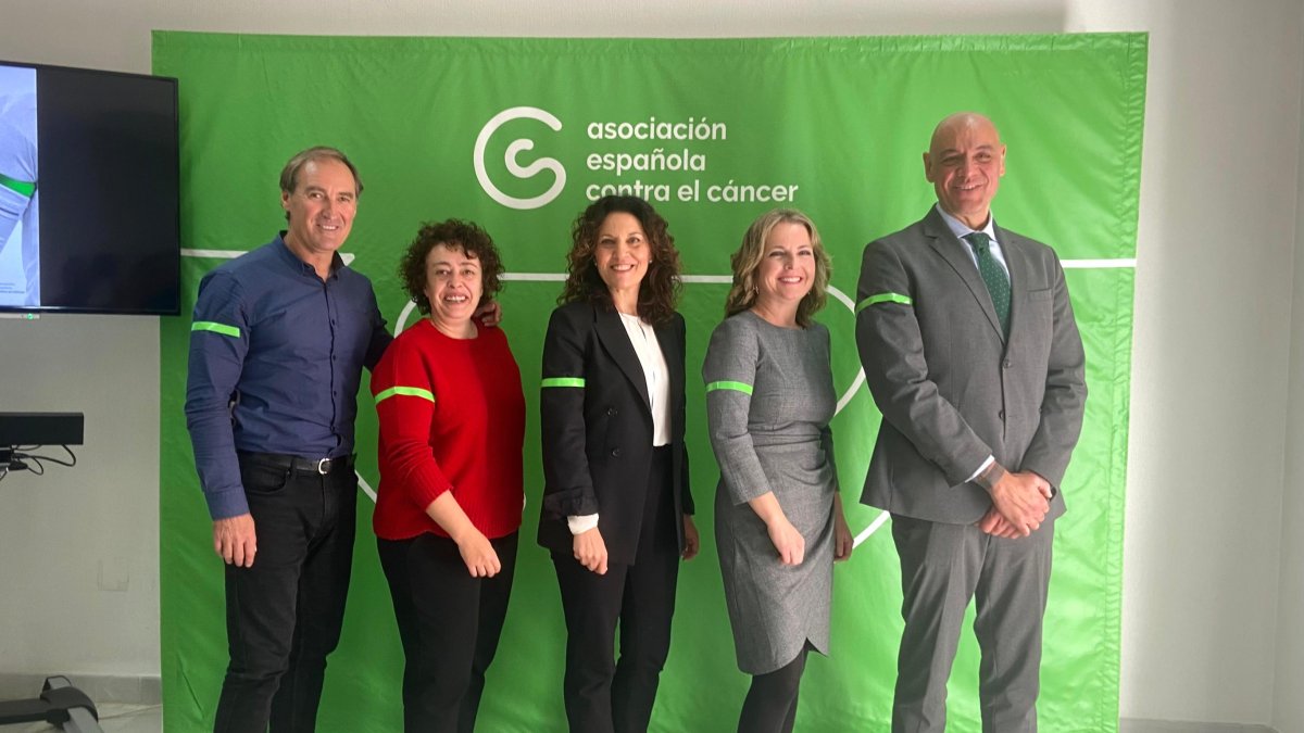 Magdalena Cantero junto a los representantes del Ayuntamiento de Almería, de Diputación, la Federación de Balonmano Andaluza y de Unicaja Voleibol.
