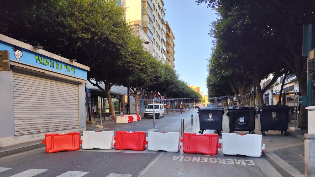 Imagen de archivo del Paseo de Almería cortado antes fde iniciarse las obras de peatonalización.