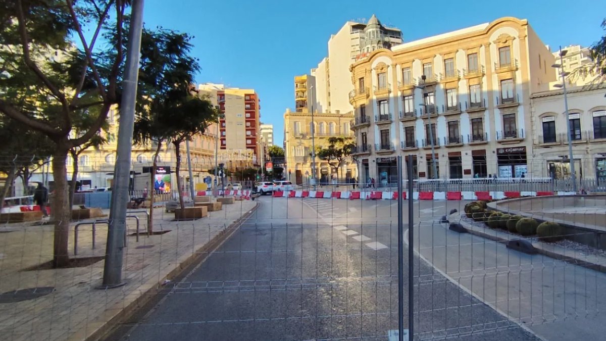 Acceso cortado al Paseo de Almería.