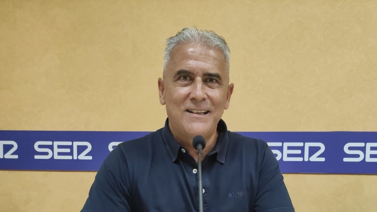 Pepe Morales, entrenador del Carrusel Deportivo en los estudios de la Cadena SER.