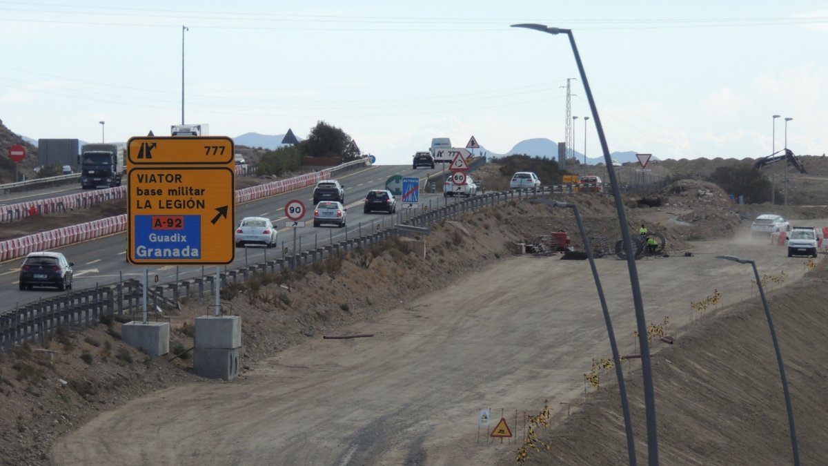 El nuevo ramal de la A-7 sentido Murcia con la A-92 dirección Granada toma forma con el que será nuevo ramal para el tráfico.