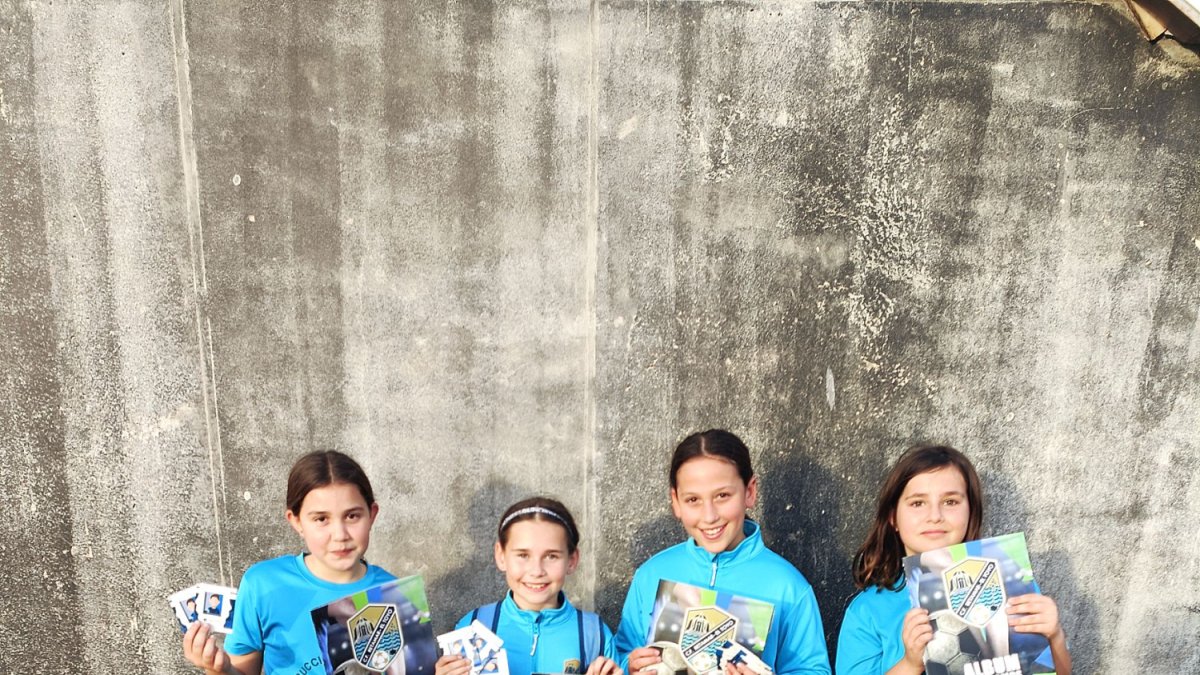 Las chicas del club almeriense con sus propios cromos y sus respectivos álbumes.