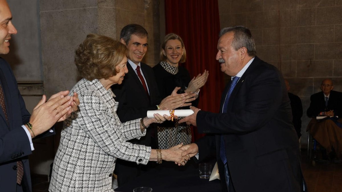 La reina emérita entrega el galardón al alcalde de Pulpí.
