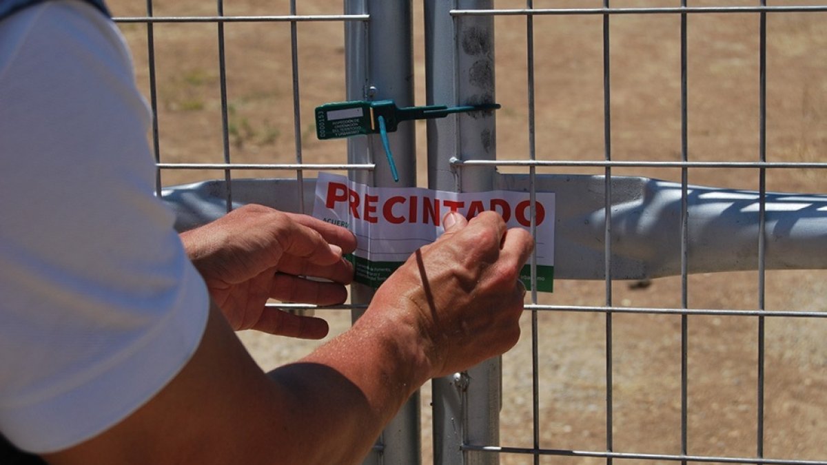 Imagen de archivo de un precinto decretado por la Junta de Andalucía.