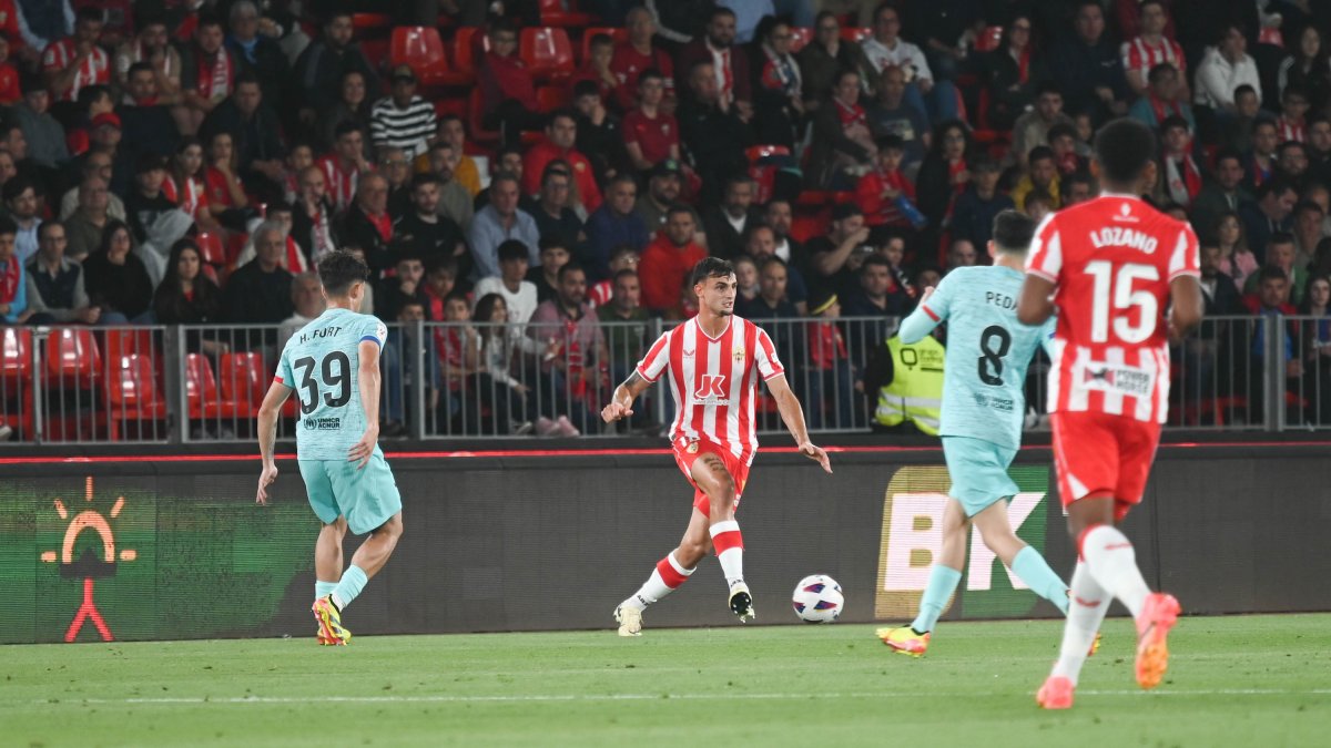 Marc Pubill frente al Barça liderado por Pedri en el Mediterráneo.