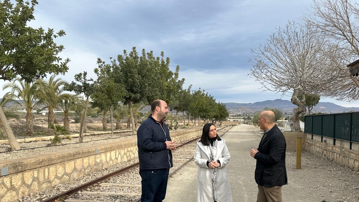 El alcalde y concejales en un tramo de la Vía Verde de Huércal-Overa.