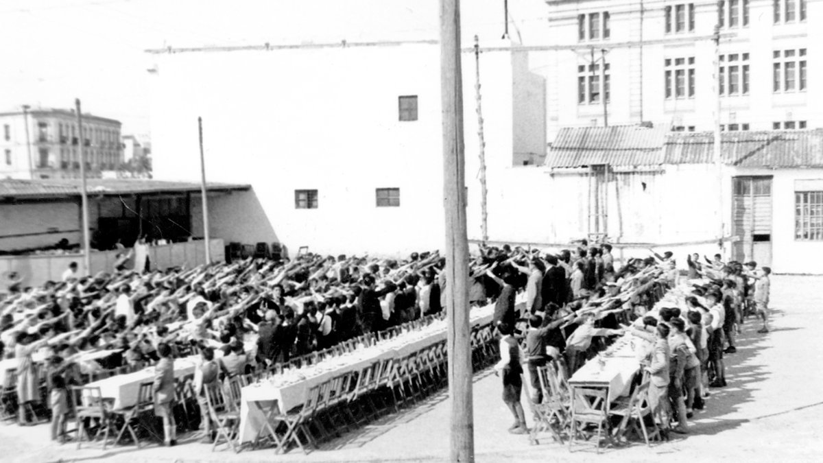 La terraza del Tiro Nacional en un desayuno que el Frente de Juventudes ofreció a los escolares el primero de abril de 1953. Foto Vizcaíno.