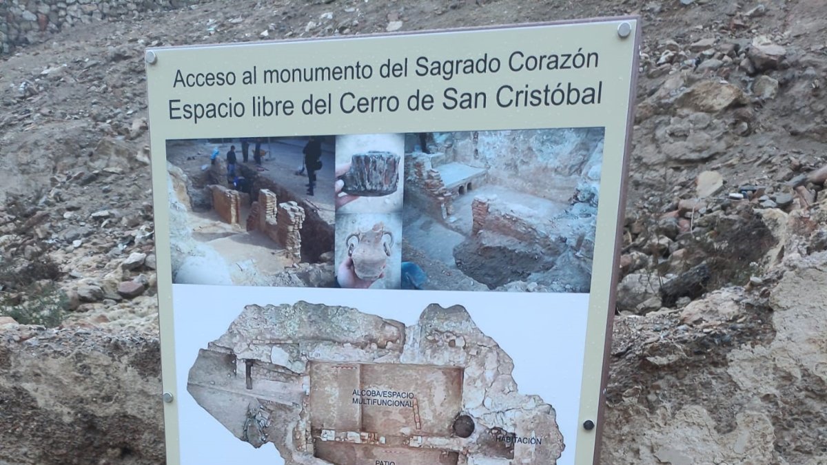 Cartelería en el que se explican los restos históricos