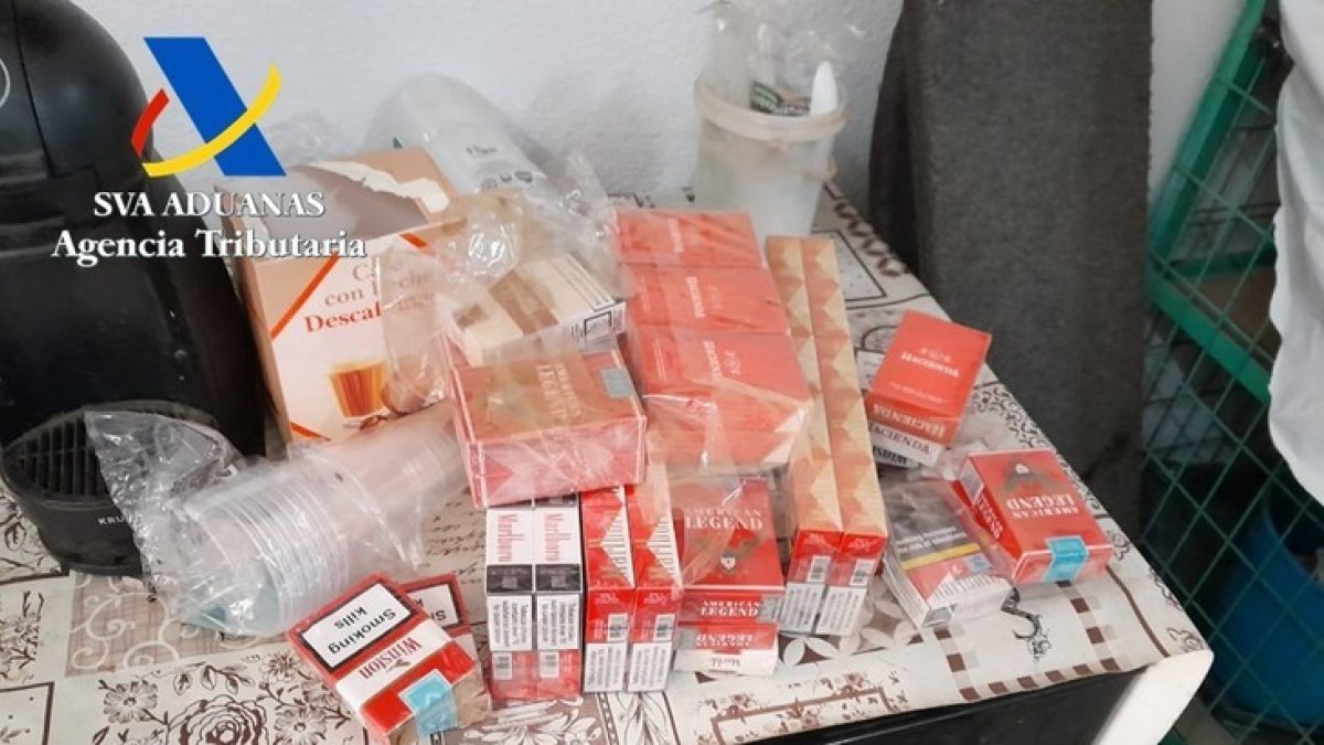 Imagen de algunas de las cajetillas incautadas durante el registro.