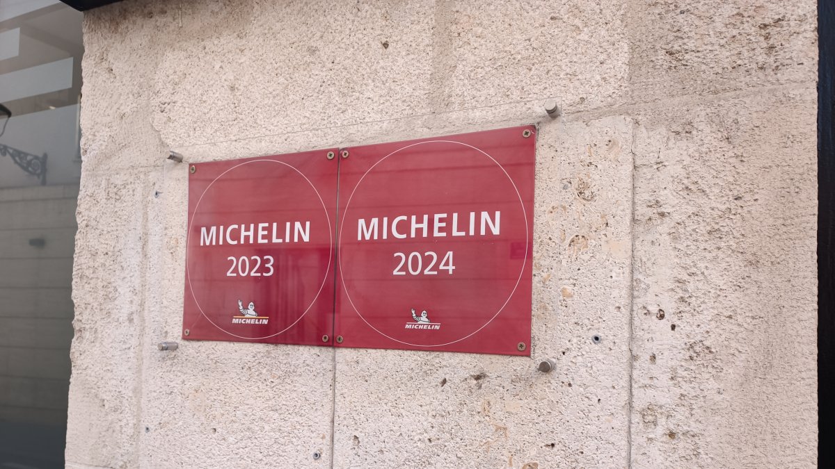 Las placas de Michelin ya lucen en la fachada de la nueva ubicación de este restaurante.