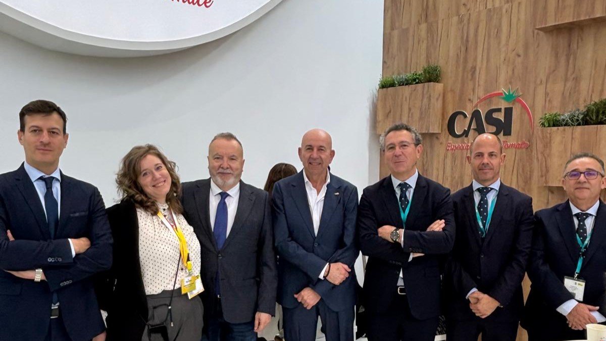 Antonio Bretones (centro) junto a representantes de LA VOZ, Agrobío y Cajamar durante la Fruit Logistica.