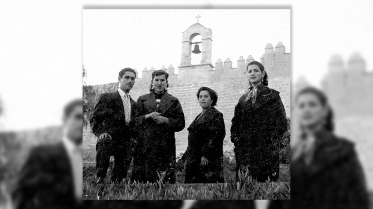 Una pareja de novios en la Alcazaba, cuando no podían salir solos a pasear y tenían que ir bien acompañados por un familiar.