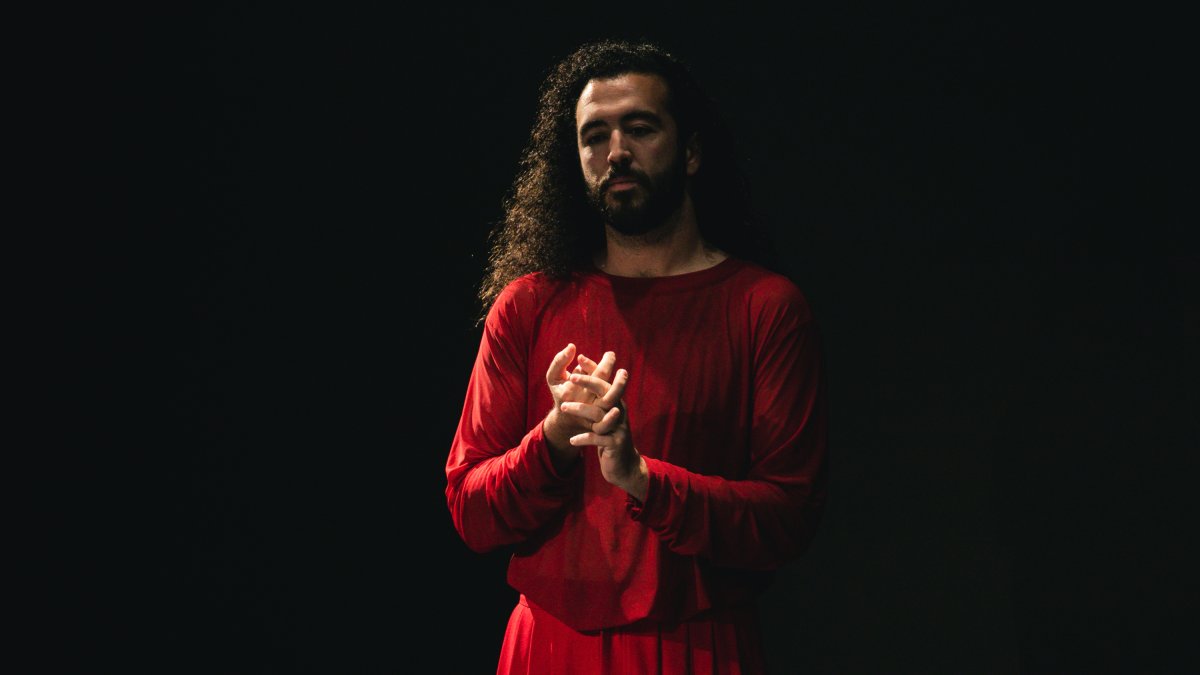 Julio Ruiz, en el espectáculo Tocar a Un Hombre. Foto: Judith Naess.