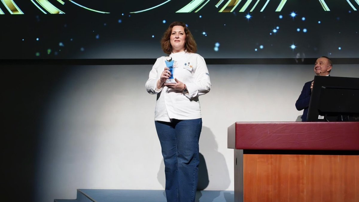 Ana recogiendo el primer premio obtenido por su vídeo en el 'Gelato Day 2025'.
