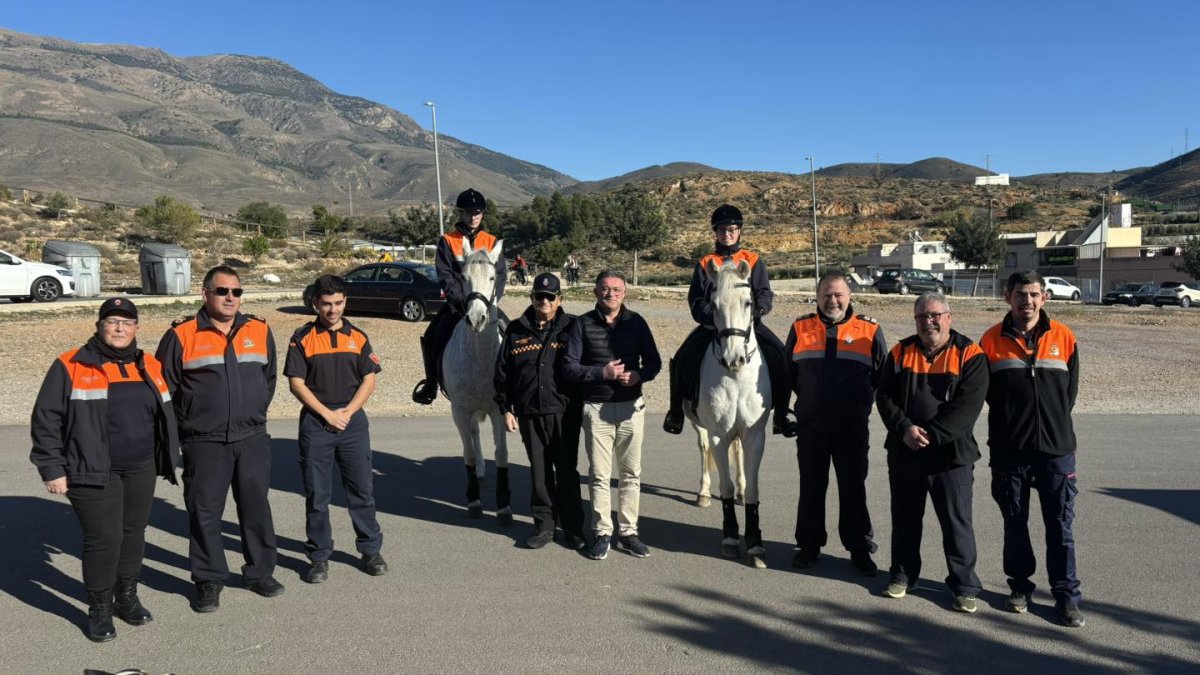 El alcalde de Berja junto al 'Equipo Equino' y otros miembros de Protección Civil.