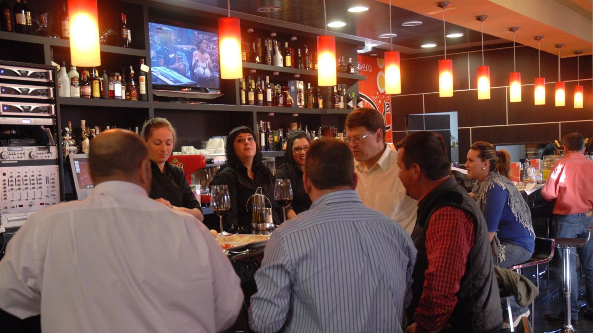 Camareras en la barra de un bar de Almería.