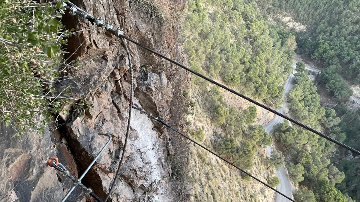 La Vía Ferrata de Castala reabre al público tras completar su reparación.