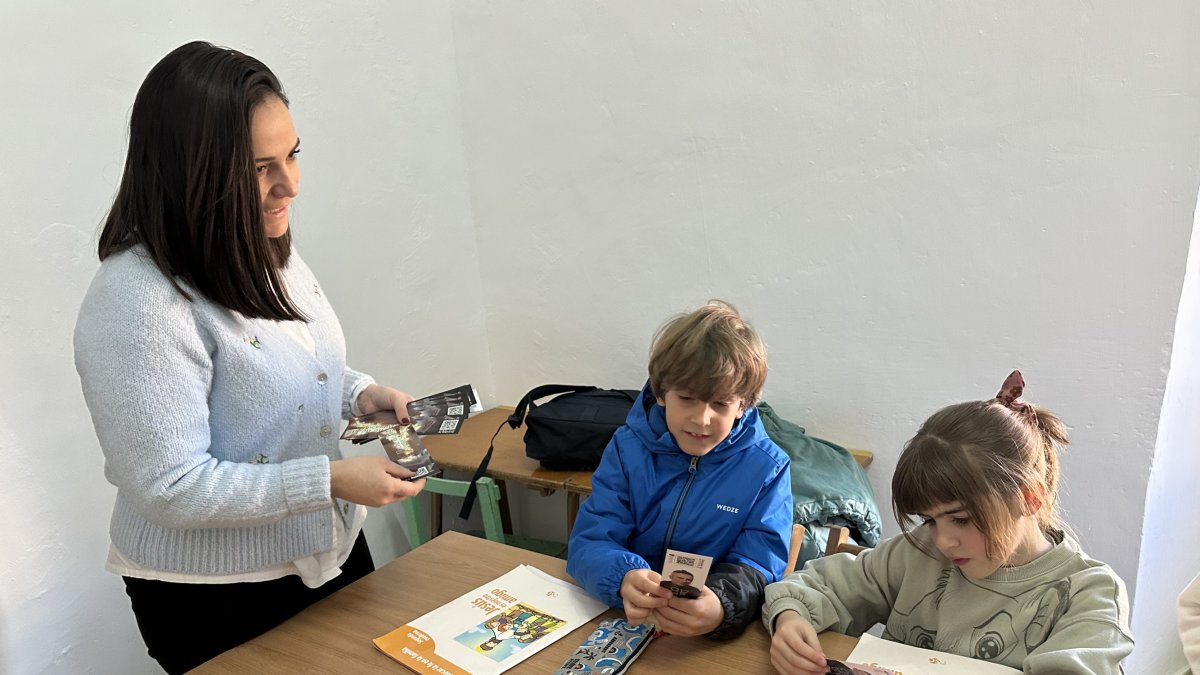 Entrega del marcapáginas a dos jóvenes huercalenses.