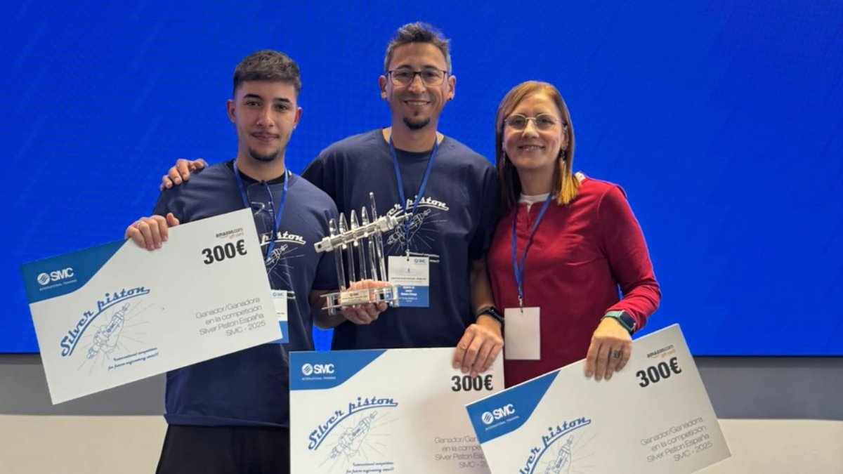 Rubén Capel, Javier Molero y la profesora Rosa María Berenguel Visiedo tras obtener el premio en Vitoria.