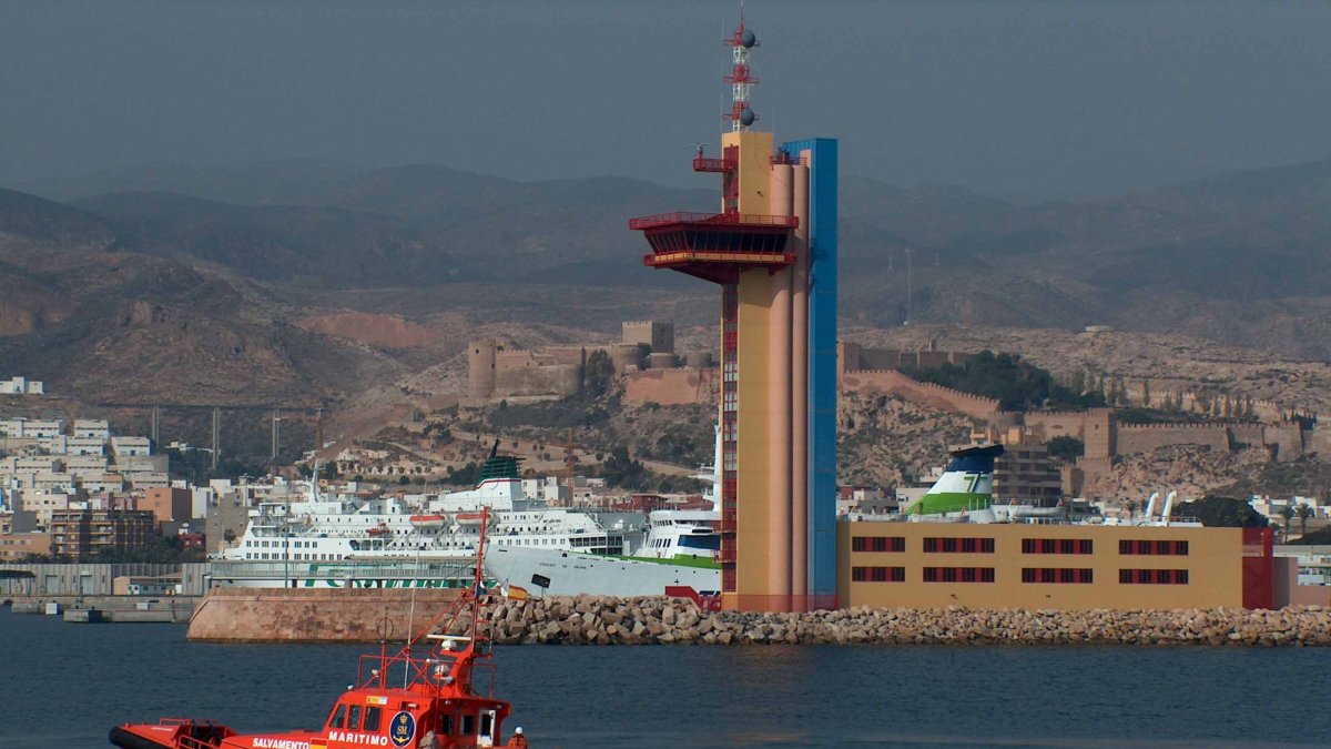 Una patrullera de Salvamento Marítimo navega por la bahía de Almería.