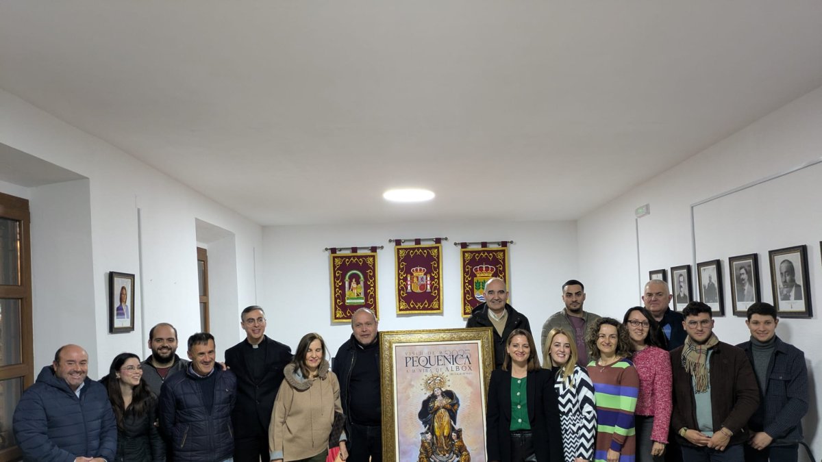 Foto de familia tras la presentación de los actos y el cartel de la bajada de la Pequeñica a la Villa de Albox.