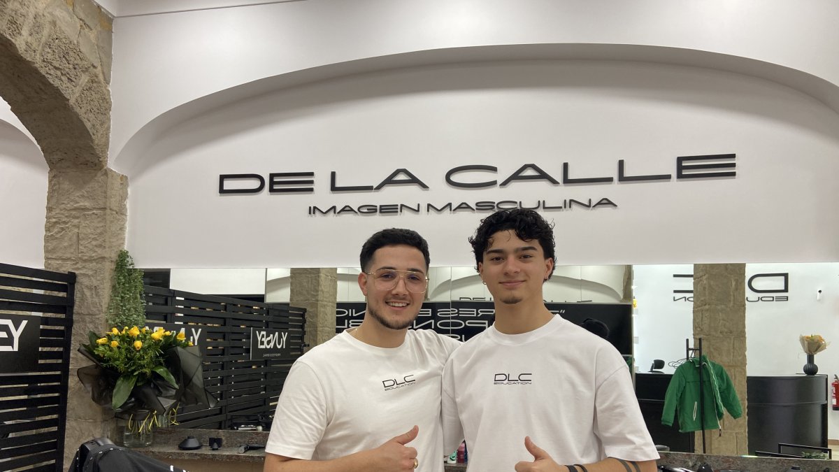 Francis de la Calle,  junto a uno de sus empleados, en su nueva Barberia.