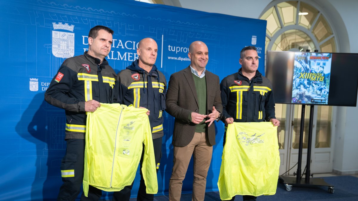 El diputado junto a bomberos organizadores.