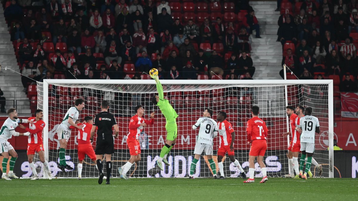 El Almería tiene que empezar a crecer desde atrás para ganar al Deportivo.