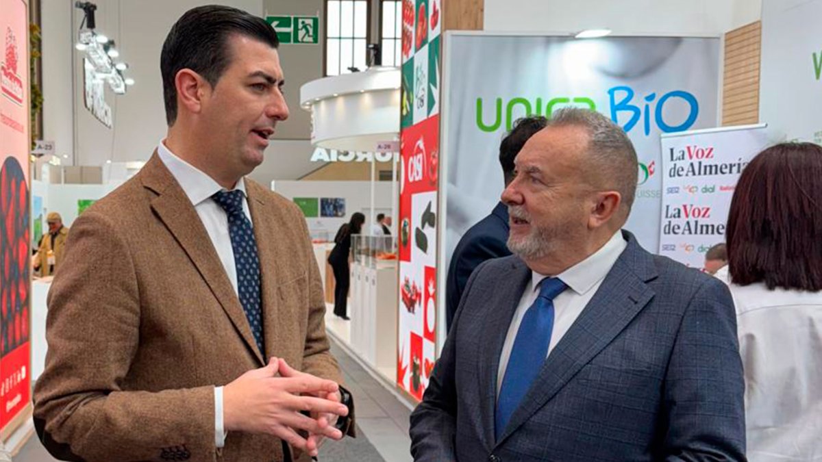 El alcalde de Níjar y el director de LA VOZ charlando en los pasillos de Fruit Logistica en Berlín esta semana.